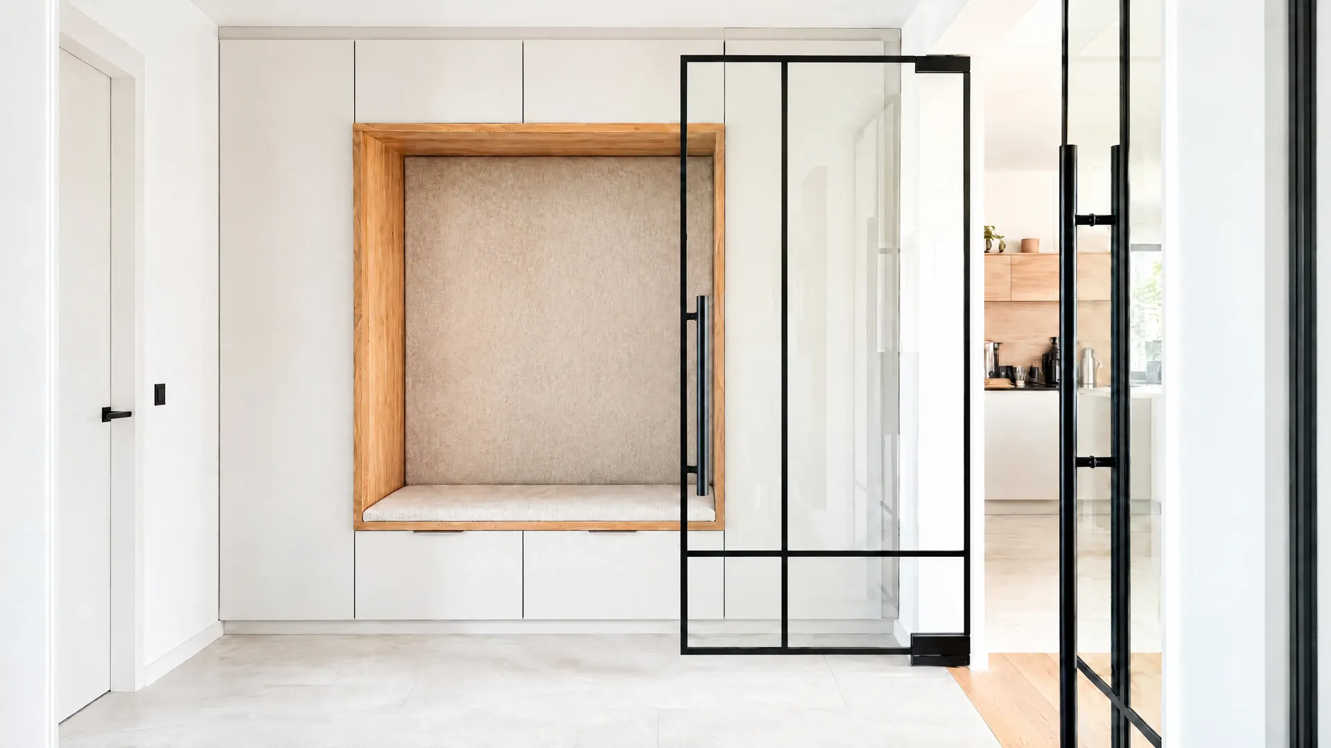 Heller Wohnraum mit Ganzglastür im Loft-Style und Glastrennwand