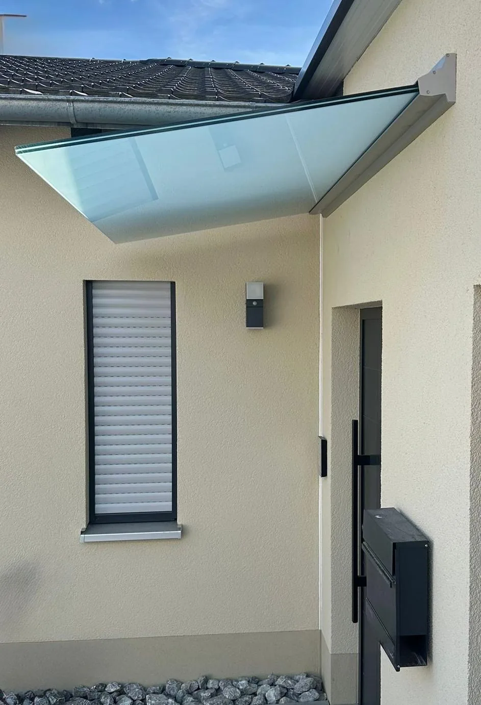 Glasvordach aus satiniertem Verbundsicherheitsglas über einem Hauseingang