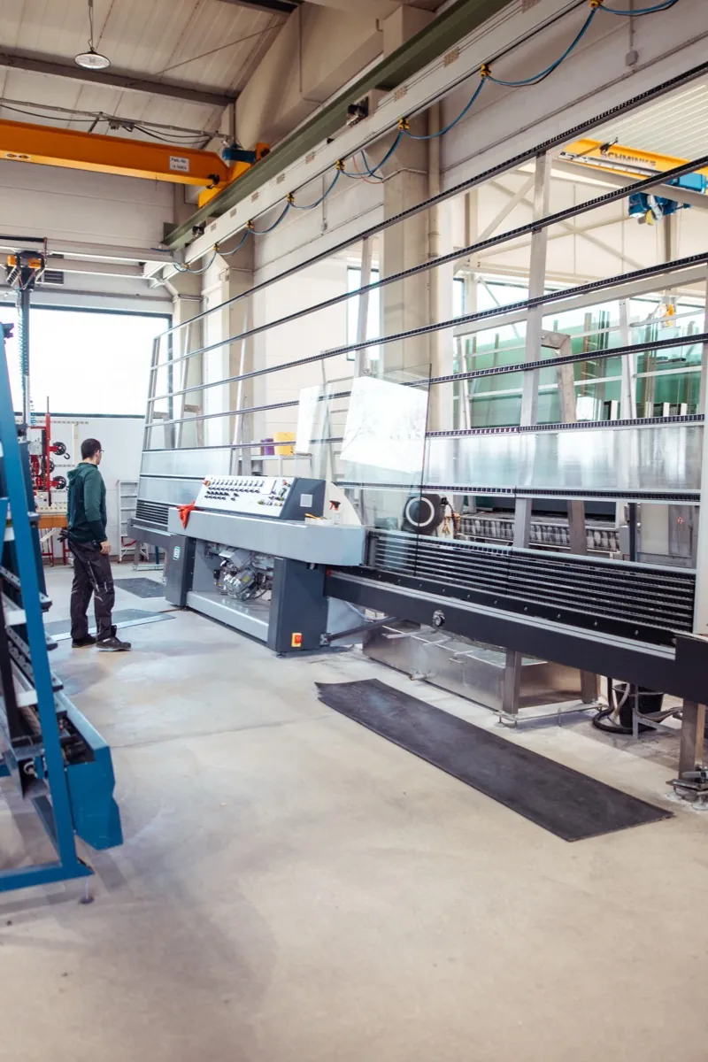 Kantenbearbeitung einer Glasscheibe im CNC-Zentrum von Glasbau Wiesner