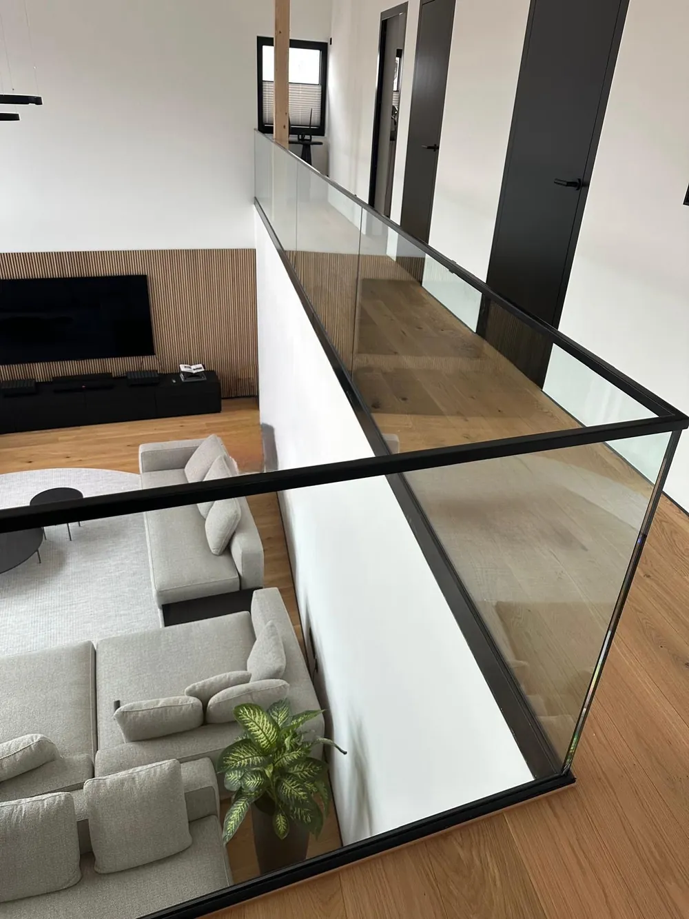 Galeriegeländer aus Verbundsicherheitsglas mit Blick in den Wohnraum