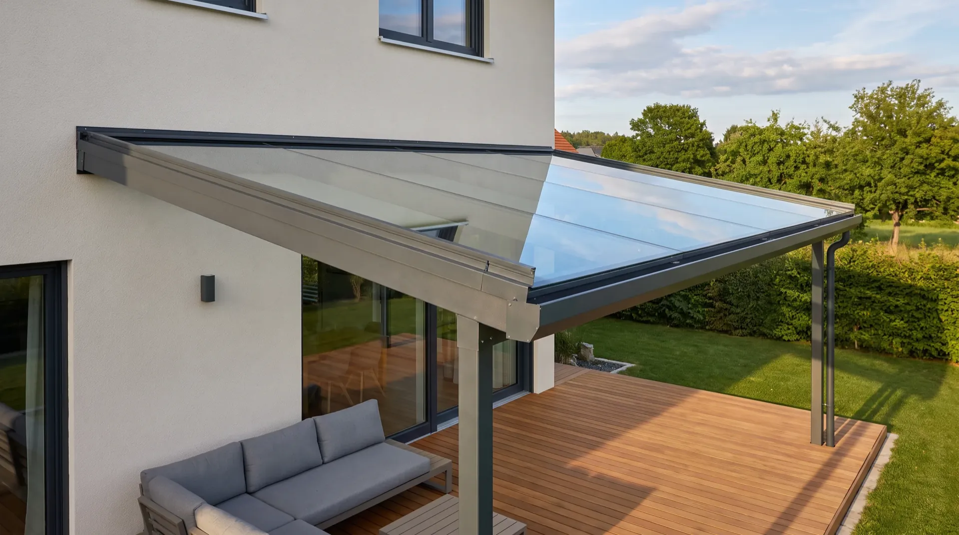 Terrassenüberdachung aus Glas mit großer Scheibe ohne Fuge