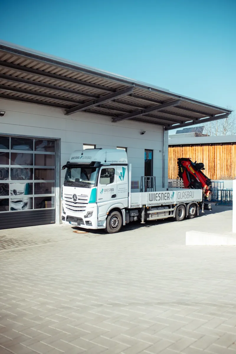 Kran-Lkw von Glasbau Wiesner für die Montage im Servicegebiet Amberg und Oberpfalz